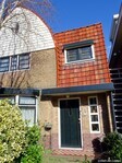 De voordeur ligt in een ondiepe portiek.
<br/>
Gert-Jan Lobbes, 2024