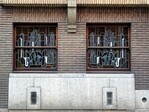 De begane grond is voorzien van fraaie art-deco glas-in-loodramen.
<br/>
Gert-Jan Lobbes, 2019