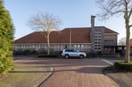 De voorgevel.
<br/>
Holland West Makelaardij, 2026