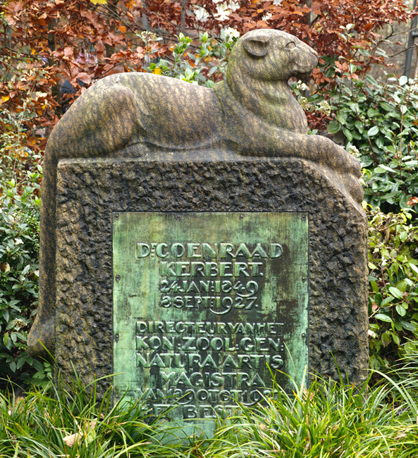 De door Klinkenberg ontworpen panter op het grafmonument van Kerbert.
<br/>
Paul Paris, 2014