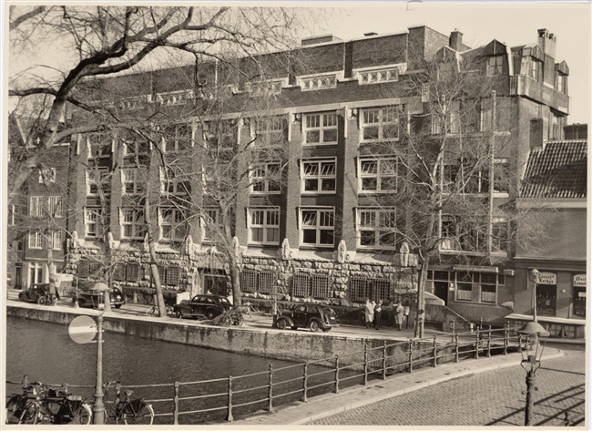 De oorspronkelijke AS-gevel van de Telefoondienst, met rechts de gevel van 307 (nu 303).
              <br/>
              Beeldbank Stadsarchief, rond 1930