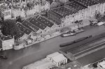 Luchtfoto van het Entrepotdok en omgeving gezien in noordoostelijke richting. 
              <br/>
              Stadsarchief Amsterdam, 1951