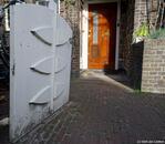 Een origineel tuinhekje leidt naar de portiek.
<br/>
Gert-Jan Lobbes, 2023