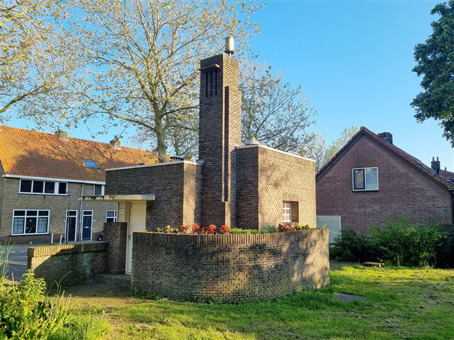 Het kleinste monument van Middelburg.
              <br/>
              Martijn de Visser, 2021