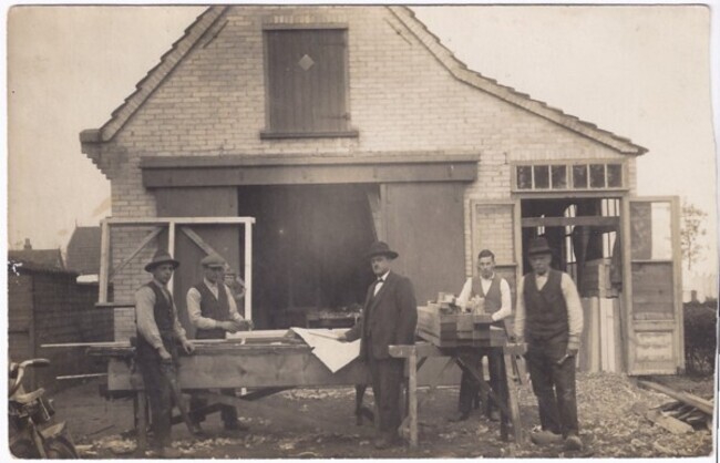 Willem Leduc staat in het midden, met hoed.
<br/>
Stichting Groenegraf.nl, zonder jaartal