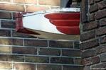 De dakgoot in de oude kleurstelling met wit en rood.
<br/>
Gert-Jan Lobbes, 2021