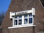 De ramen op de verdieping, met een houten bekroning waarop de naam van de villa.
              <br/>
              Gert-Jan Lobbes, 2025
