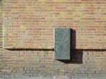 Gevelversiering met blokje syeniet, gevel Geuzenstraat.
              <br/>
              Gert-Jan Lobbes, 2023