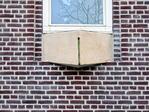 Detail zijgevel met vensterbank, na 'renovatie'.
<br/>
Gert-Jan Lobbes, 2022