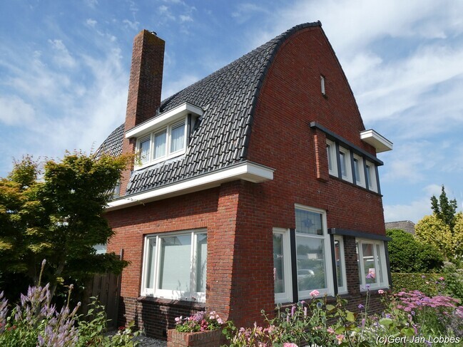 Het huis van opzij gezien.
<br/>
Gert-Jan Lobbes, 2026