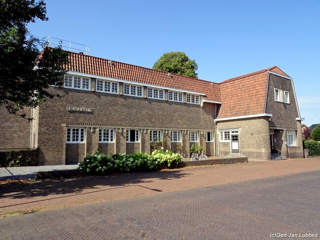 De gevel met rechts de ingang.
<br/>
Gert-Jan Lobbes, 2024