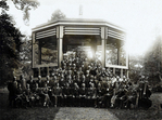 Eerste concert door de harmoniekapel van de Koninklijke papierfabriek De Eendracht t.g.v. de opening van de muziektent in Velserbeek.
<br/>
Beelcollectie van de gemeente Velsen, Noord-Hollands Archief, 25 september 1926
