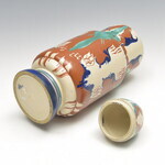 Onderkant vaas en binnenkant deksel.
              <br/>
              Botterweg Auctions, 2021