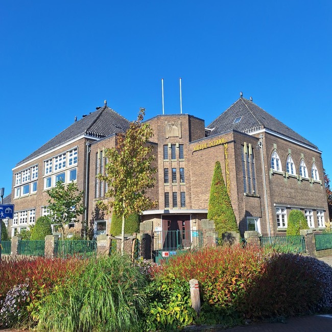 Voorgevel.
<br/>
Rinetzko, 2024