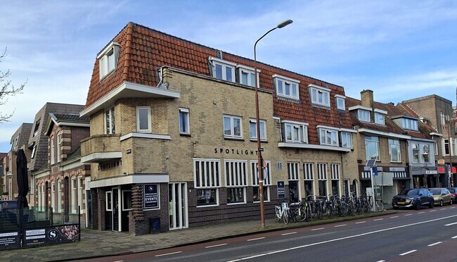 Het hoekpand in Almaar.
<br/>
Joop de Haan, 2026