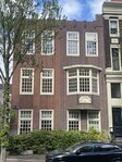 De gevel aan de Blauwburgwal. Het linkerdeel is uit 1919, het rechterdeel uit 1927.
<br/>
Erik de Groot, 2025