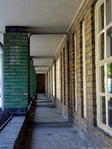 Zijde Heesterpoort: tussen de ramen van de gang en de straat bevindt zich een soort loopruimte
<br/>
Gert-Jan Lobbes, 2020