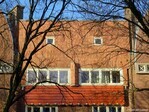 Het centrale deel van de gevel. Het houten gedeelte werd in 2023 in de oorspronkelijke kleur gelakt.
<br/>
Gert-Jan Lobbes, 2023