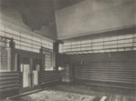 De entree van binnen, met o.a. het ijzerwerk van Staal en een kleed van T.G.W. Poggenbeek voor Kinheim.
<br/>
Tentoonstellingscatalogus, 1925
