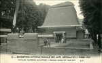 Voorzijde van het Hollands Paviljoen, met muurtje met vlaggenmast op de voorgrond.
<br/>
Ansichtkaart, 1925