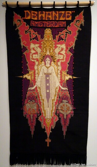 Het vaandel toont de Stedemaagd van Amsterdam.
              <br/>
              Gert-Jan Lobbes, 2025