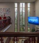 Centrale hal met hoge glas-in-loodvensters.
<br/>
Marcel Westhoff, 2026