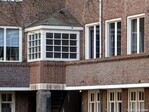 In de knik van de Hestiastraat is de portiek voorzien van een uitbouw.
              <br/>
              Gert-Jan Lobbes, 2021