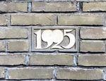 Jaartal aan de gevel, een ontwerp van Sevenhuijsen.
<br/>
eigenaar, 2023