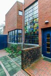Voordeur en glas in lood van nummer 4.
<br/>
Verver Jet Winters Makelaars, 2023
