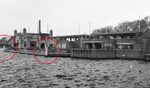 De twee aanmeerpalen.
<br/>
Stadsarchief Amsterdam, zonder jaar
