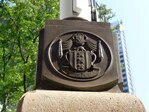 Een van de bronzen emblemen met het wapen van Nieuw-Amsterdam.
<br/>
Tdorante10 / Wikimedia, 2017