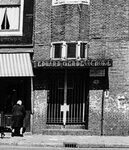 Entree van de Eduard Gerdesschool met de nu verdwenen gevelletters.
<br/>
Stadsarchief Amsterdam, 1953