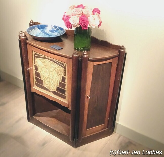 Het kastje zoals tentoongesteld op de Tefaf door Oscar Graf, Parijs.
<br/>
Gert-Jan Lobbes, 2026