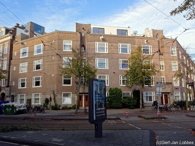 De afgeschuinde hoek vormt de overgang van de Ruysdaelstraat naar de Johannes Vermeerstraat.
<br/>
Gert-Jan Lobbes, 2025
