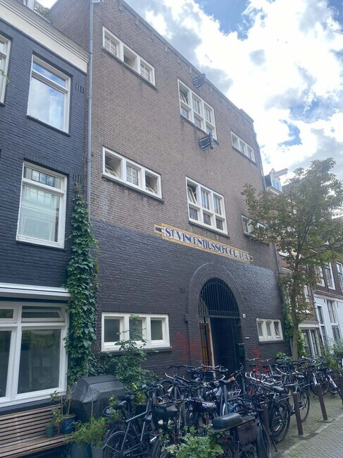Het voormalige schoolgebouw.
<br/>
Erik de Groot, 2025