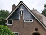 Deel gevel, met het lantaarntje boven de entree zichtbaar.
<br/>
Noud Bijvoet, 2026