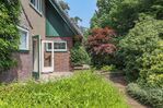 Gezicht vanuit de tuin.
              <br/>
              Verver Jet Winters Makelaars, 2021