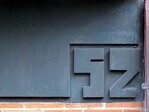 Het huisnummer is vermoedelijk ook door Bartels ontworpen.
              <br/>
              Gert-Jan Lobbes, 2024