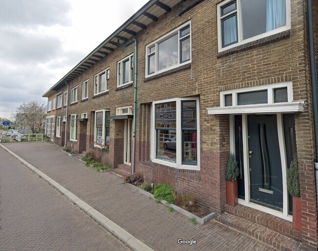 De panden op een rij.
              <br/>
              Google Streetview, april 2023