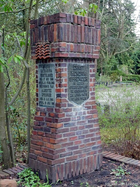 Het zuilvormige grafmonument.
<br/>
Gert-Jan Lobbes, 2025