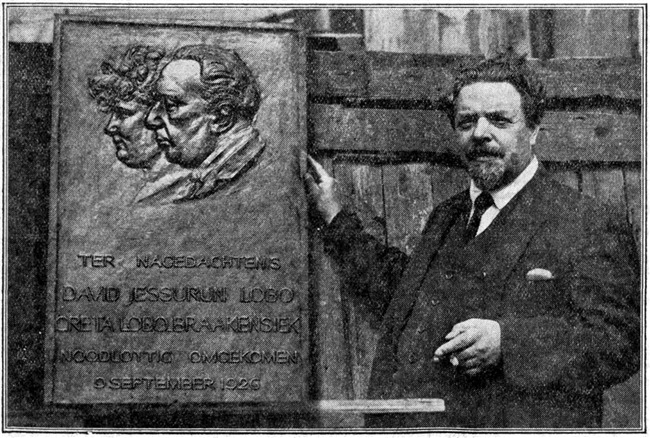 Marinus Vreugde naast plaquette van wijlen David en Greta Lobo - Braakensiek.
              <br/>
              Algemeen Handelsblad, 7 september 1927