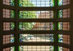 Deel van het trappenhuisraam met glas in lood.
<br/>
Marcel Westhoff, 2023