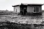 De eerste fase van het huis: alleen een begane grond.
<br/>
Noordhollands Archief, inventarisnummer NL-HlmNHA_1098_KNA001000175, 1921