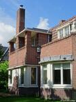 Uitbouw links met balkon, ronde erker op de hoek.
<br/>
Gert-Jan Lobbes, 2022