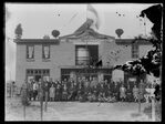 Feestelijke opening uitbreiding melkfabriek De Goede Verwachting op 8 augustus 1928. Zuurbier, met donker kostuum en snor, staat in de middelste rij in midden (naast de vrouw met donkere jurk en witte V-hals).
              <br/>
              T. Vlaanderen / collectie Regionaal Archief Alkmaar , ca. 1928