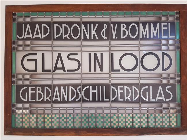 Glas-in-lood reclamebord.
              <br/>
              Michiel Schmit (Atelier Schmit Haarlem), 25 november 2016