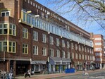 De gevel aan de Amstelveenseweg: duidelijk is het verschil tussen de eigenaren.
              <br/>
              Gert-Jan Lobbes, 2021