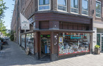 De winkel op de hoek van de straat.
<br/>
Marcel Westhoff, juni 2020