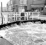 Hoog water: de winkel van Krikke is nog in het pand gevestigd.
<br/>
Fotoarchief Oud Meppel, 1960