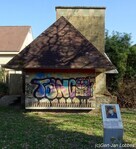 Aanzicht, met informatiebord.
<br/>
Gert-Jan Lobbes, 2025